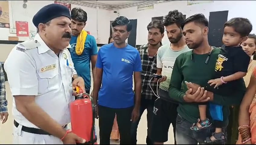 बिलासपुर स्टेशन में यात्रियों और स्टेशन सहायकों को अग्निशमन यंत्र के उपयोग की दी गई जानकारी |